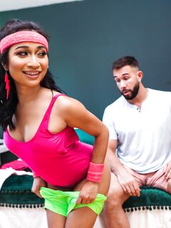 Naughty ázijské dievča Avery Black jebané v rôznych pozíciách