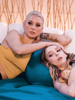 Kenzie Taylor a Lily Larimar si radi navzájom lízajú holenie kundičky