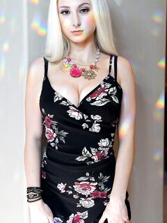 Skylar Vox veľké prsia dospievajúci
