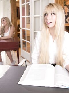 Kenzie Reeves a Kali Roses a Emily Willis sú školské lesby
